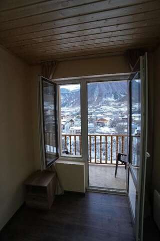 Отель Mestia Hotel Residence Местиа Двухместный номер с 1 кроватью или 2 отдельными кроватями и балконом-5